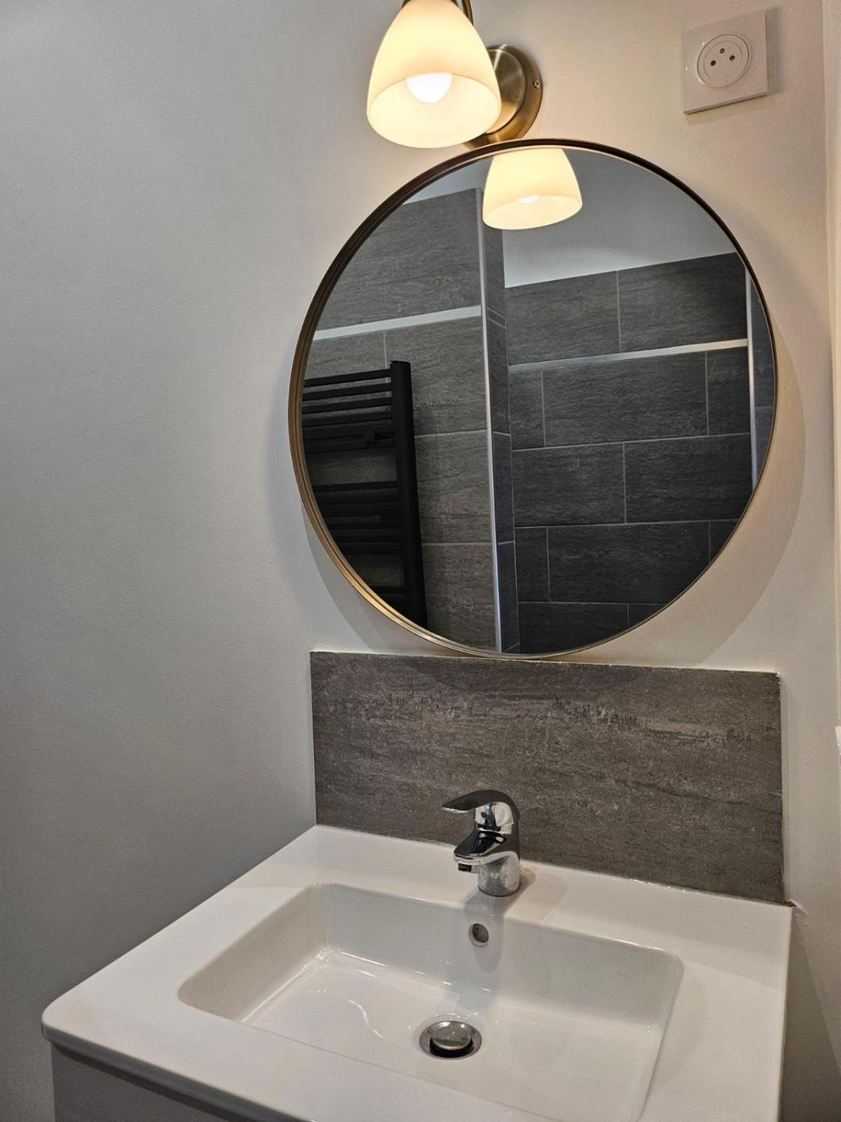 Agreable Logement Avec Terrasse Saint-Victoret Bagian luar foto
