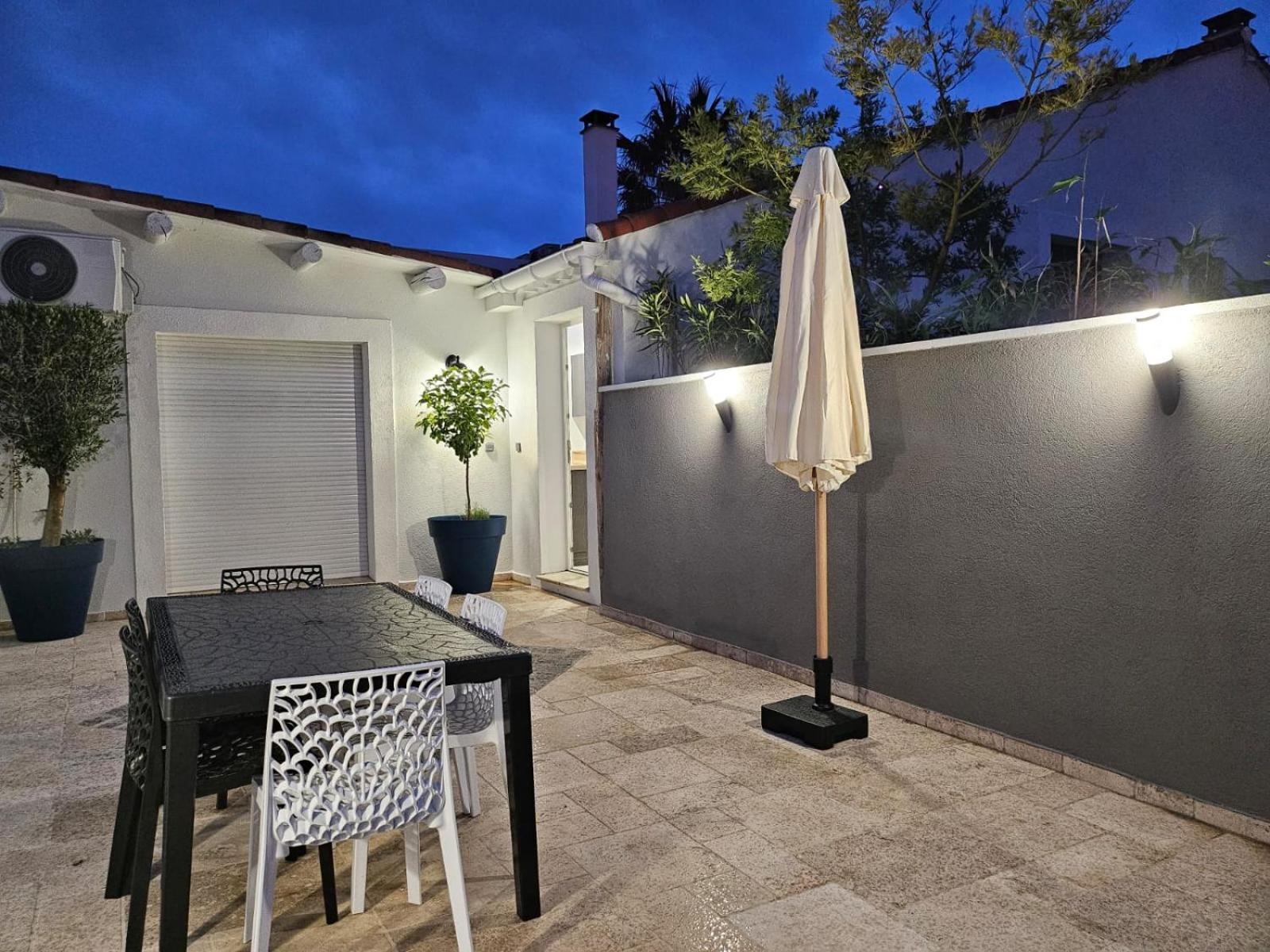 Agreable Logement Avec Terrasse Saint-Victoret Bagian luar foto